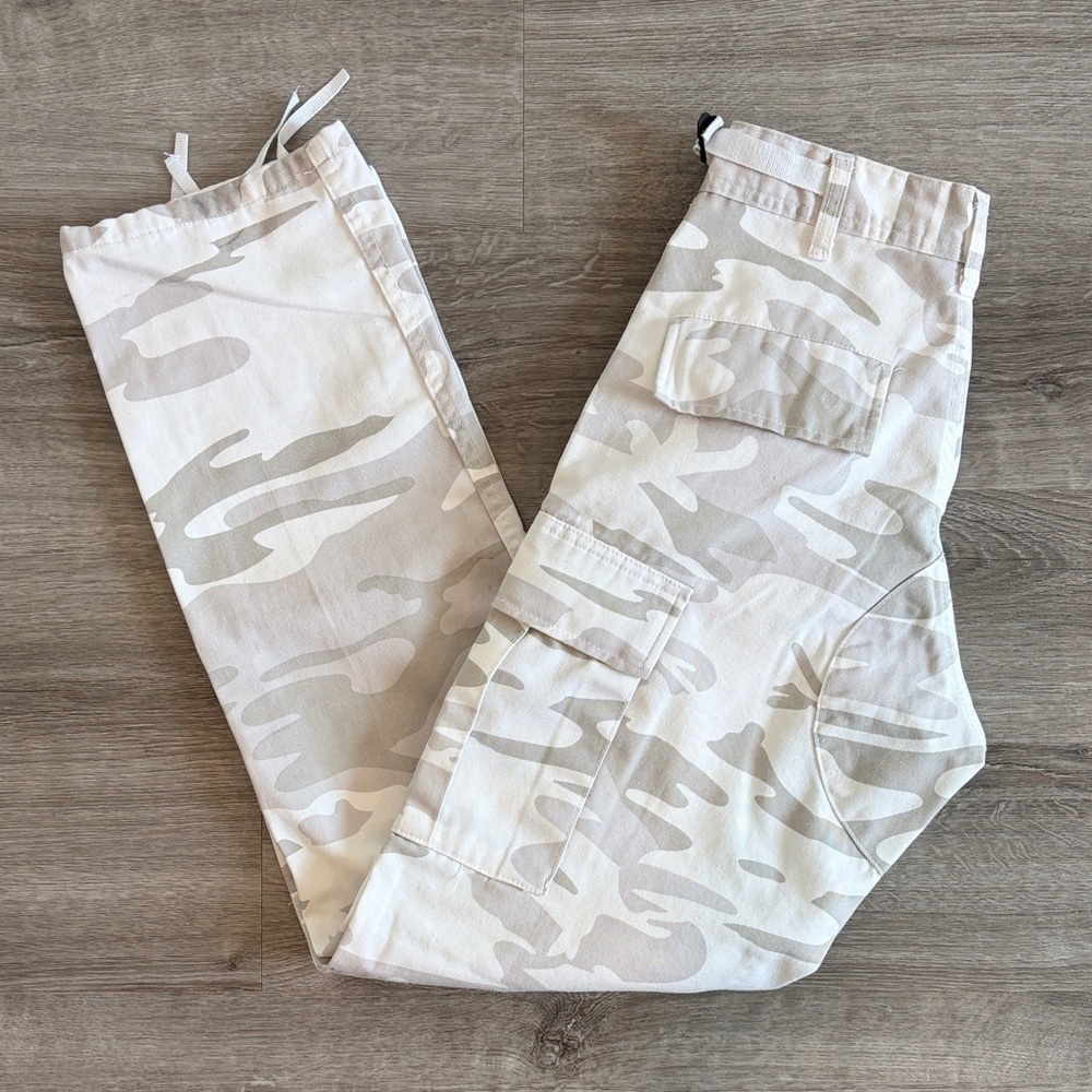 White/gray camo pants